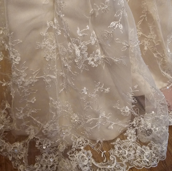 Wedding dress - Picture 13 of 16